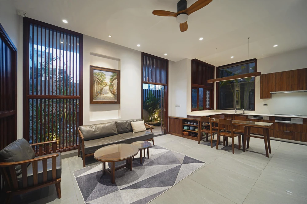 Nội thất phòng khách, bàn ăn và bếp chủ yếu được sử dụng chất liệu từ gỗ có tông màu trầm.