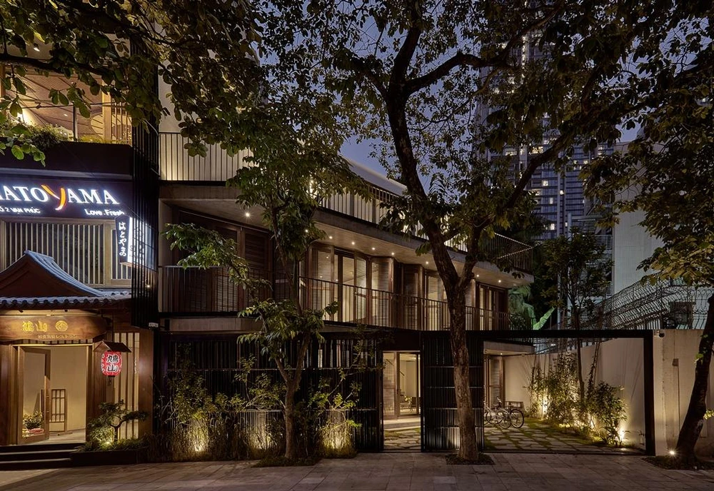 Khác với những công trình bên cạnh, kiến trúc sư đã thiết kế xoay ngôi nhà về một góc nhất định, giúp tạo ra một khoảng sân. Khoảng sân này trở thành không gian đệm kết nối với khoảng không đô thị.