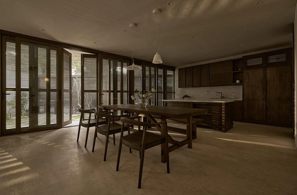 Bếp và bàn ăn đón nắng tự nhiên thông qua lớp cửa chớp đặc biệt.