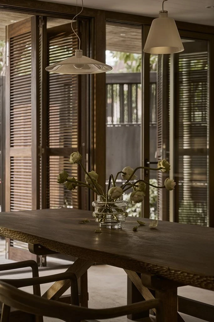 Màu gỗ đậm, ngôn ngữ cửa chớp, những loài cây địa phương như tầm xuân, hồng bạch, hoa nhài và cỏ dại đều là những mong muốn của một gia đình yêu vẻ đẹp truyền thống Việt Nam.