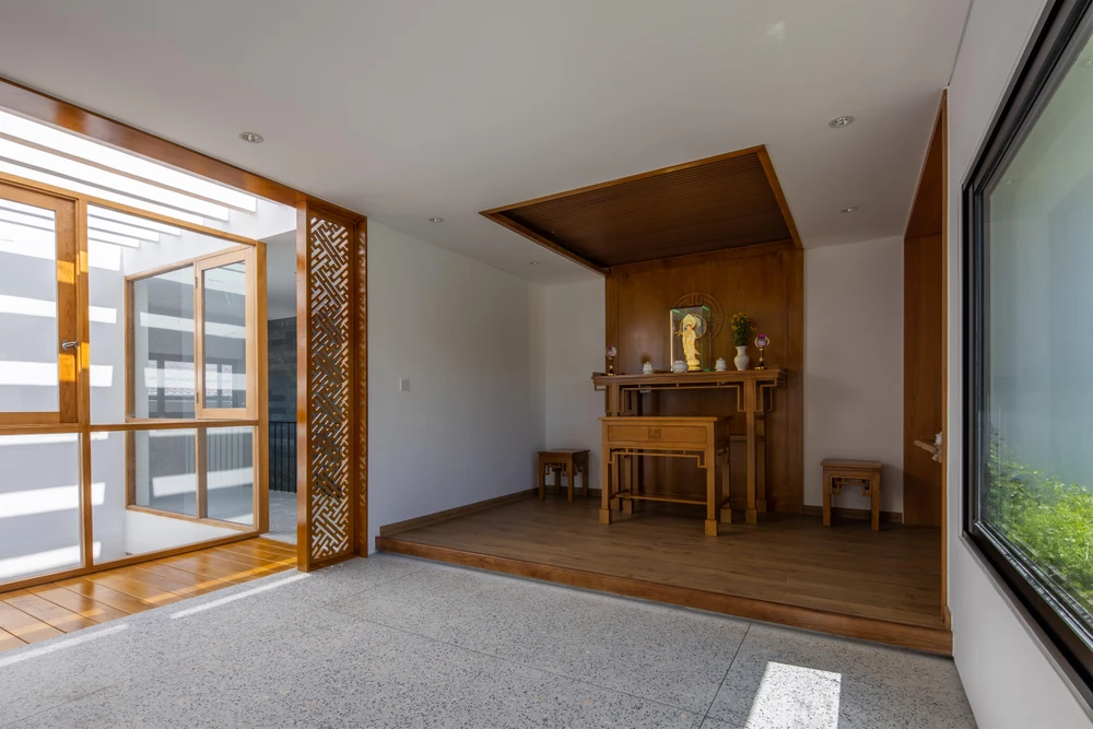 Không gian thờ cúng được thiết kế riêng ở tầng trên cùng, thể hiện sự trang nghiêm.