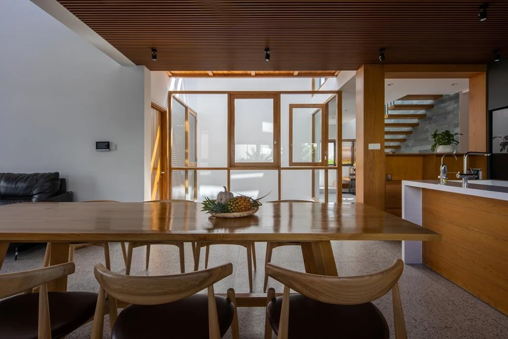 Bàn ăn và bếp chủ yếu sử dụng chất liệu gỗ.