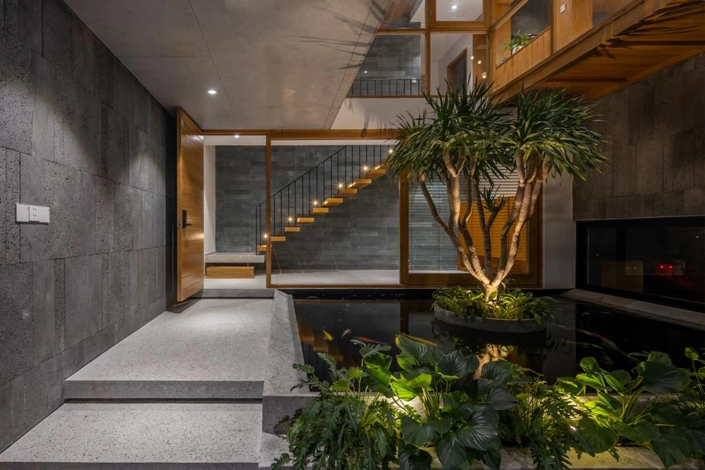 Những hành lang đầy cây xanh, khoảng vườn trồng cây cho gia chủ những giây phút thư thái.