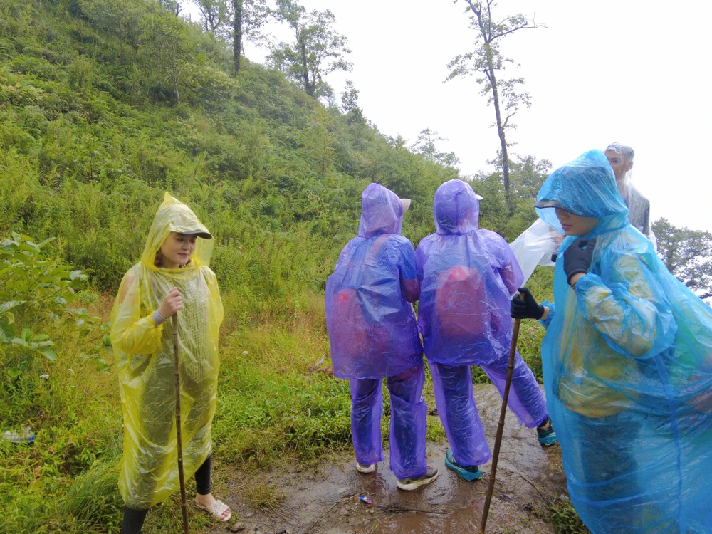 Với thời tiết vùng Tây Bắc, bạn nên chuẩn bị đầy đủ đồ dùng như áo mưa...