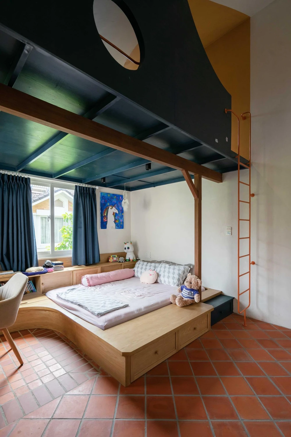 Lối thiết kế phương Đông thể hiện qua sự kín đáo, đồng thời phối hợp với một chút phương Tây (ánh sáng tìm thấy nhiều nơi ở căn nhà).