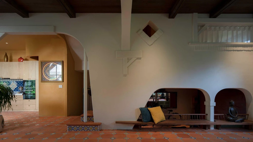 Chủ nhà có sở thích sưu tầm vật phẩm trang trí mang hơi thở Indochine (phong cách Á- Âu).