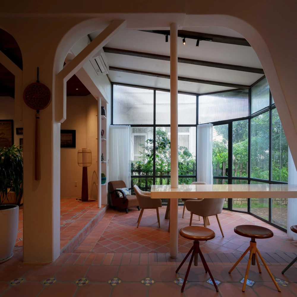 Gia chủ mong muốn trưng bày trải nghiệm của mình trên những bề mặt có hoa văn được dệt bằng gạch gốm.