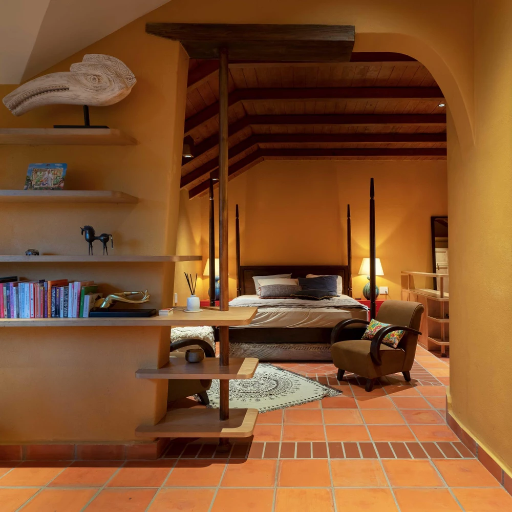 Các bức tường cong, khoảng mở hình cung, nét bo vạt … lần lượt được sử dụng với mong muốn làm mềm không gian.