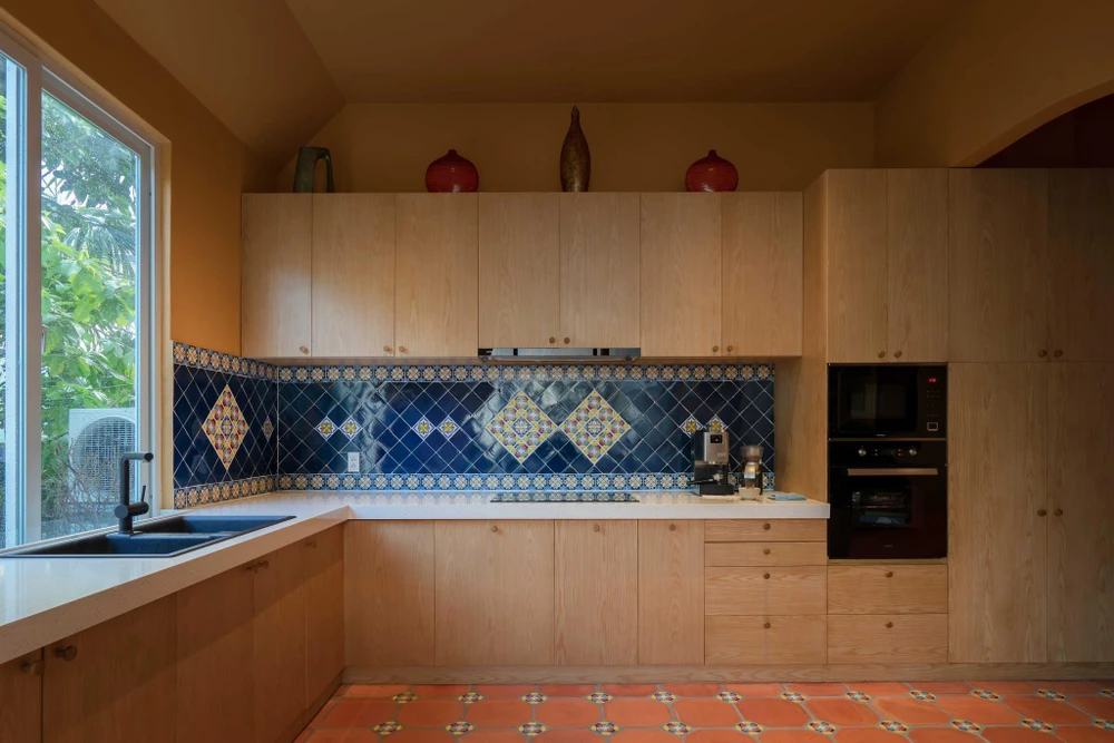 Không gian mở kết nối bếp và sân vườn.