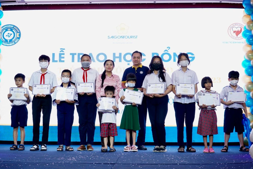 Ông Phạm Huy Bình, Chủ tịch Saigontourist Group trao học bổng cho các em học sinh có hoàn cảnh khó khăn, cuộc sống gia đình bị ảnh hưởng bởi dịch COVID-19.