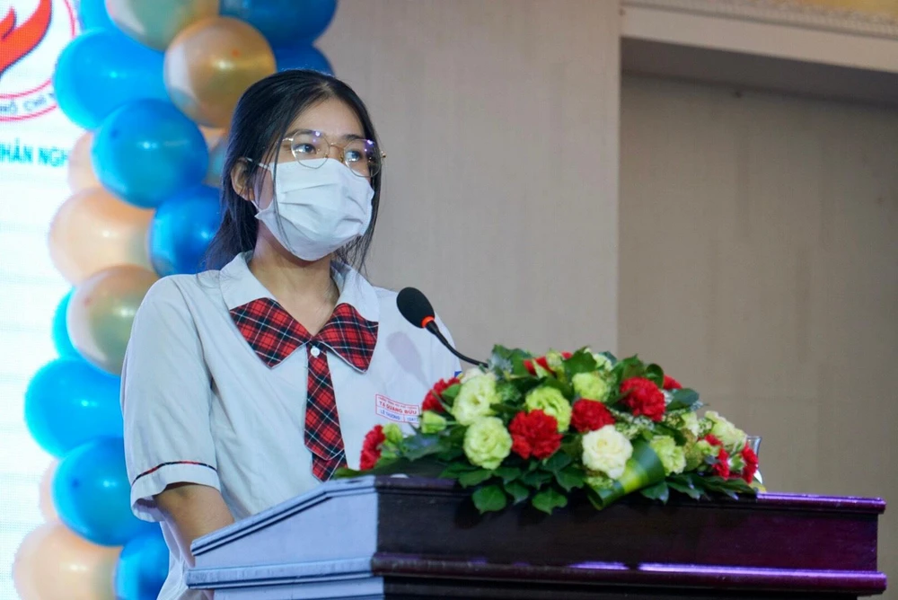 Em Nguyễn Lê Thương, học sinh lớp 12A12 trường THPT Tạ Quang Bửu (quận 8) chia sẻ tại lễ trao học bổng.
