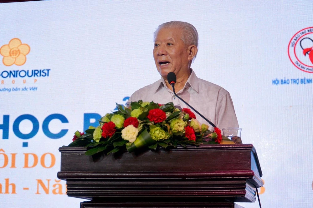 TS. Trần Thanh Long, Chủ tịch Hội bảo trợ bệnh nhân nghèo TP.HCM phát biểu tại lễ trao học bổng.