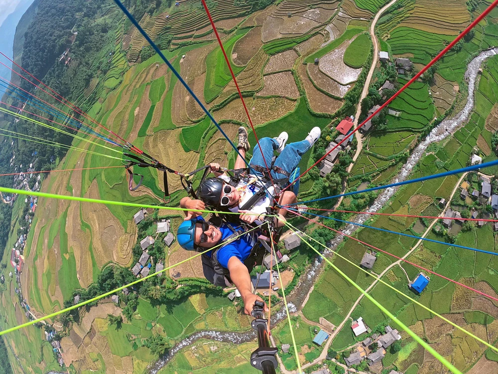 Vân Anh trải nghiệm bay dù lượn ở đèo Khau Phạ - đây là lần đầu tiên cô gái được bay trên bầu trời.