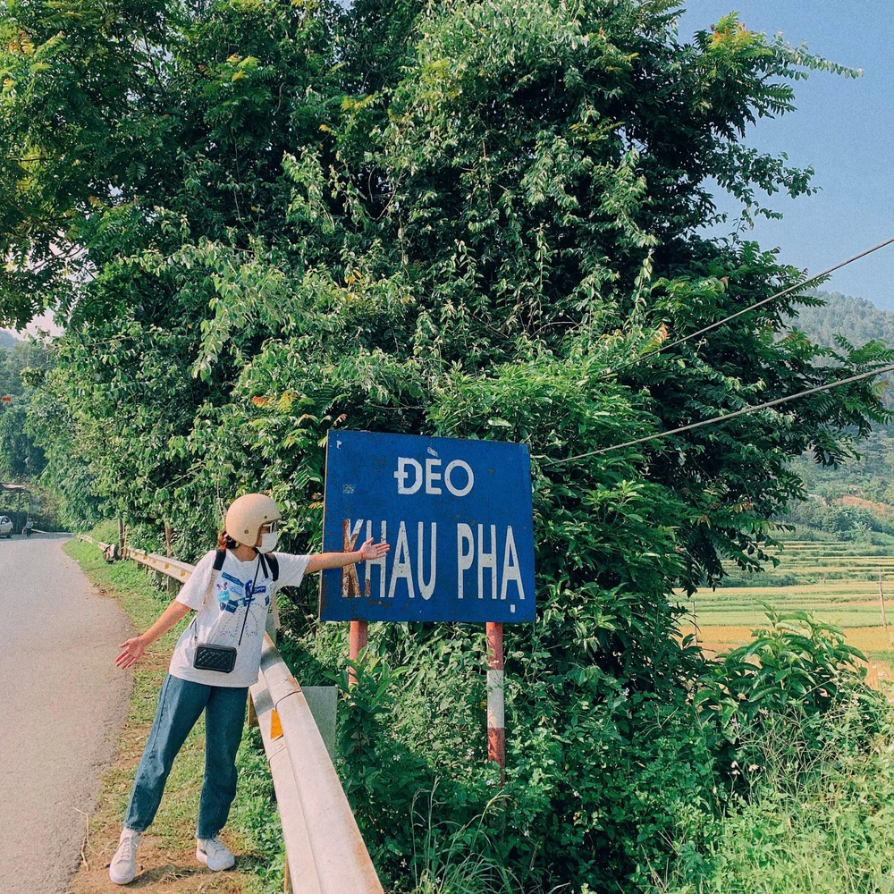 Vân Anh check-in đèo Khau Phạ.