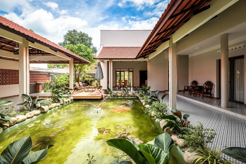 Kiến trúc sư chia các gian nhà thành không gian sống khác nhau như phòng khách, phòng ngủ và không gian bếp ăn.