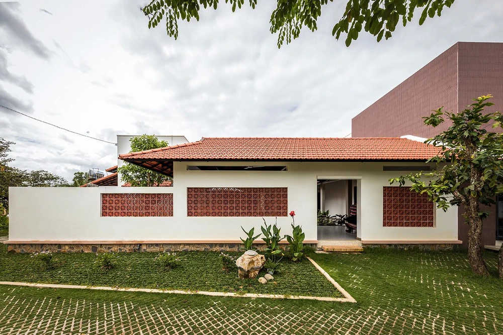 Kiến trúc sư ưu tiên sân sau nhà nơi trồng rau, cây xanh và có bếp củi.