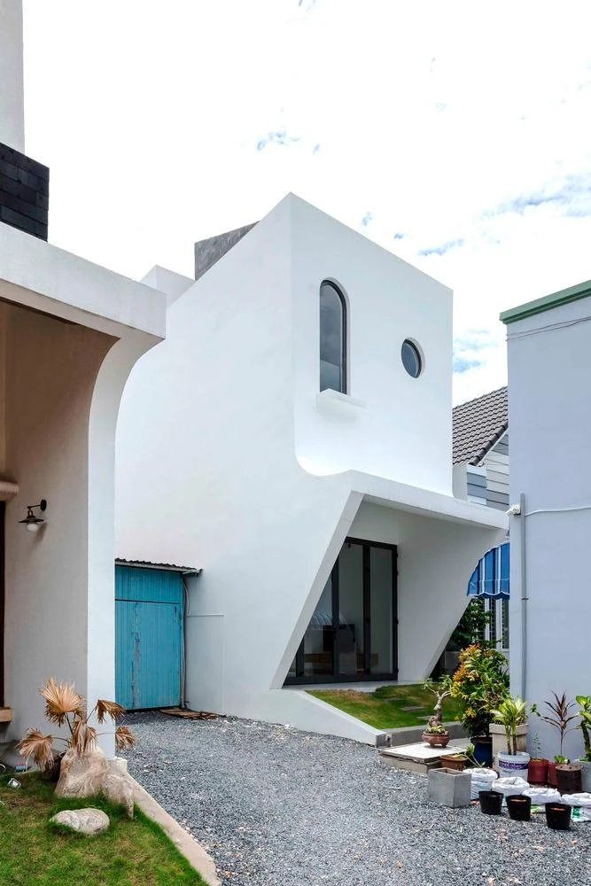 Điều khiến Lộc House trông ấn tượng chính là mặt tiền phủ màu trắng thanh lịch.