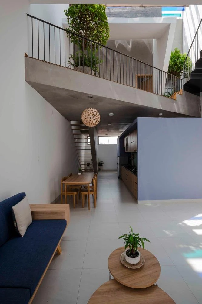 Khu vực sinh hoạt chung của gia đình có khoảng sân nhỏ kết hợp mái hiên.