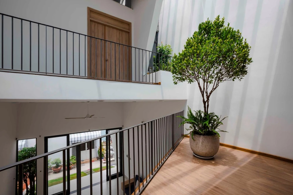 Thông qua khoảng trống, mọi thành viên đều có thể quan sát và giao tiếp với nhau dễ dàng.