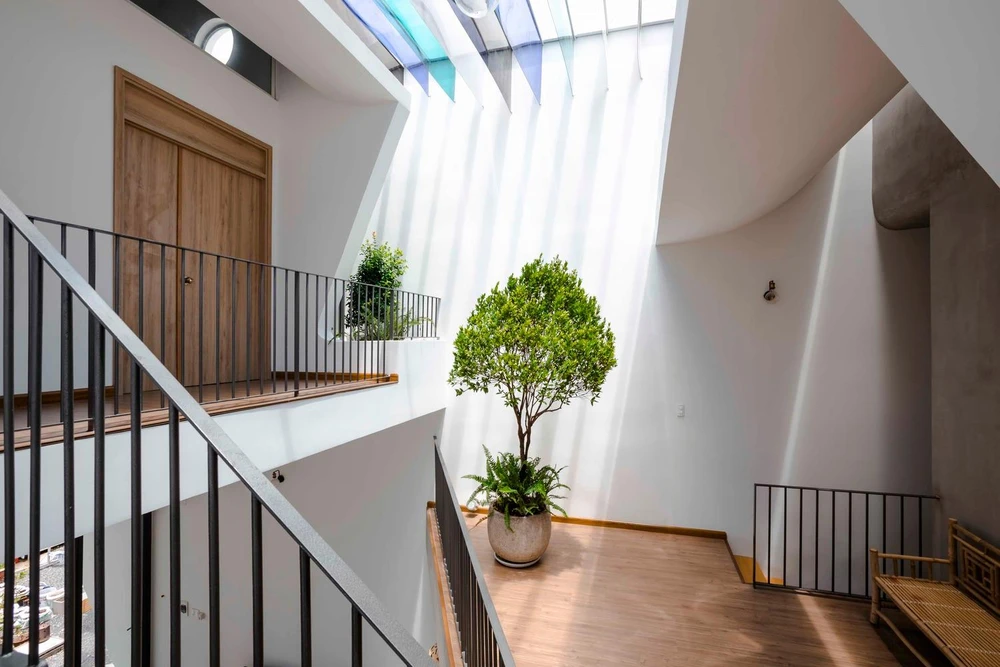 Kiến trúc sư kết hợp sử dụng đồ nội thất đơn giản và màu sơn nhẹ nhàng khiến ngôi nhà mang nét mộc mạc và rất gần gũi.