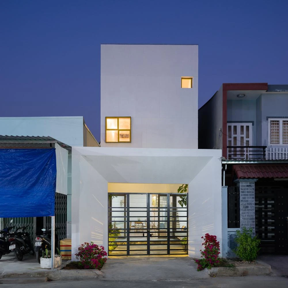 Mặt tiền và bên trong nhà có màu trắng tinh khôi, đây là điểm nhấn khác biệt so với những ngôi nhà ống xung quanh.