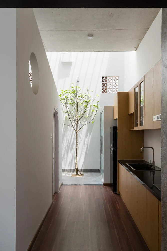 Phòng bếp cũng là nơi nhận được nguồn sáng cùng luồng gió mát từ khu vực mái lợp.