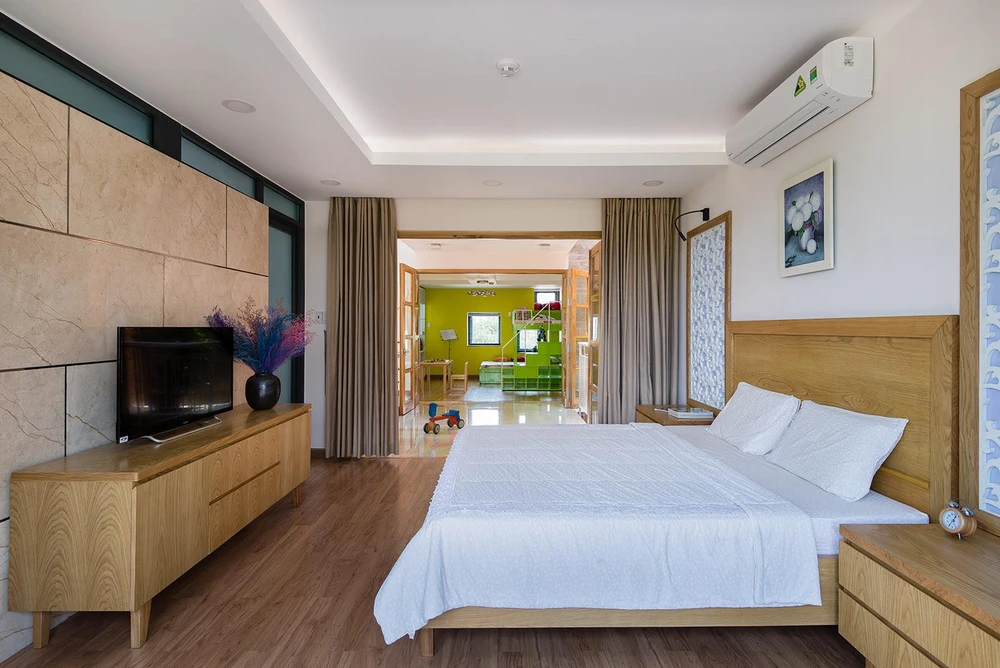 Phòng ngủ bố mẹ và con trai được kết nối qua một khoảng đệm và dễ dàng liên thông với nhau