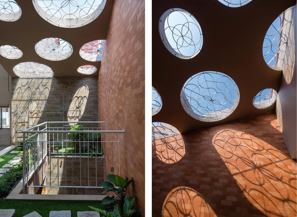 Lầu hai là thư viện, phòng giải trí và một mảnh vườn nhỏ để trồng rau.