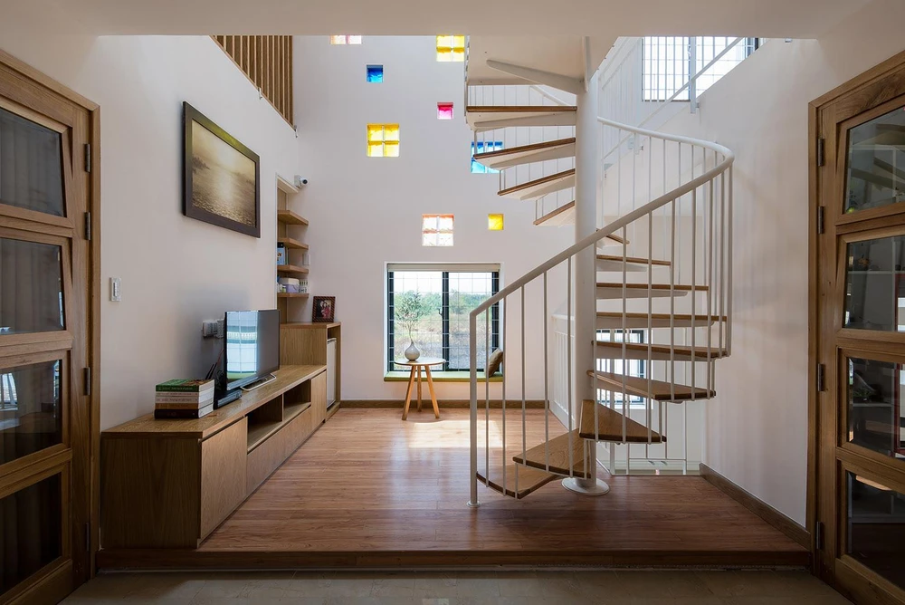 Kích thước các ô thông tầng được kiến trúc sư khéo léo thay đổi làm cho không gian trong nhà được phong phú hơn.