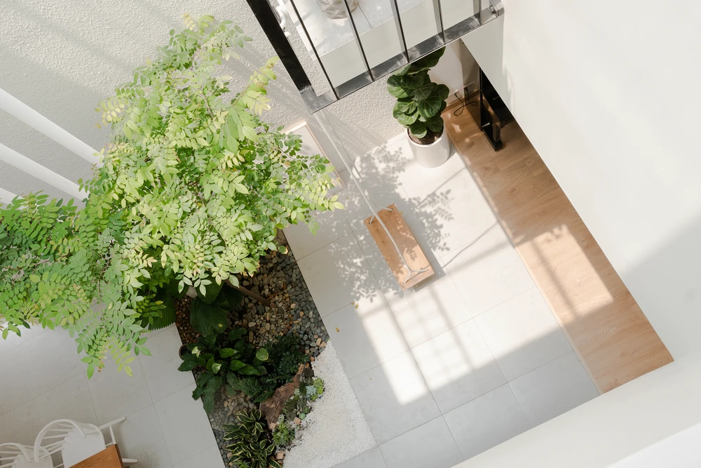 Giếng trời này còn cung cấp lượng ánh sáng tự nhiên vào nhà, giúp không gian sinh hoạt chung luôn sáng, thoáng.