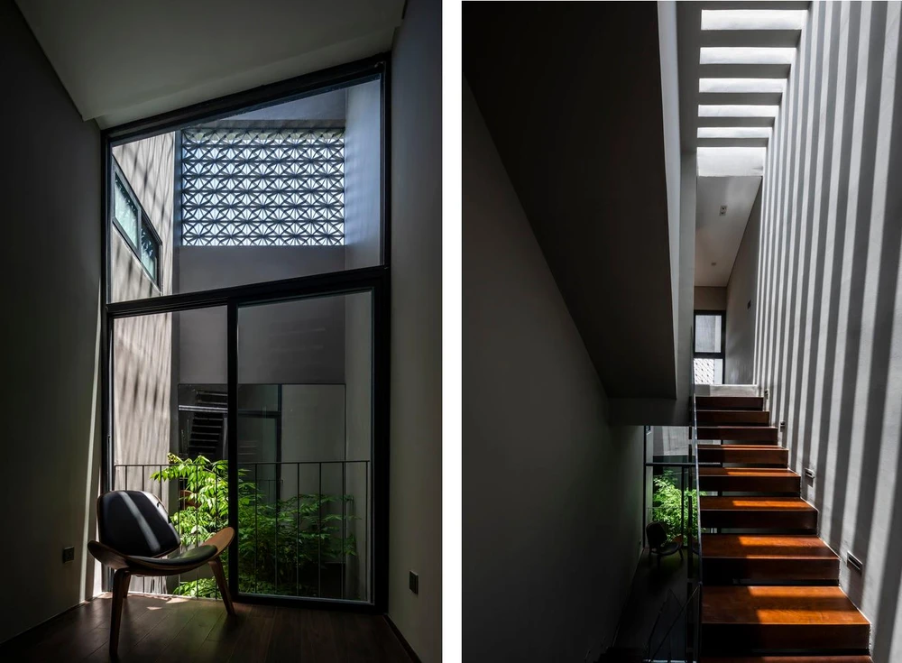 Theo chiều ngang có hai khe thông gió bố trí phía sau và phía trên khu vực cầu thang giữa nhà giúp không khí lưu thông và tản nhiệt cho toàn bộ ngôi nhà.