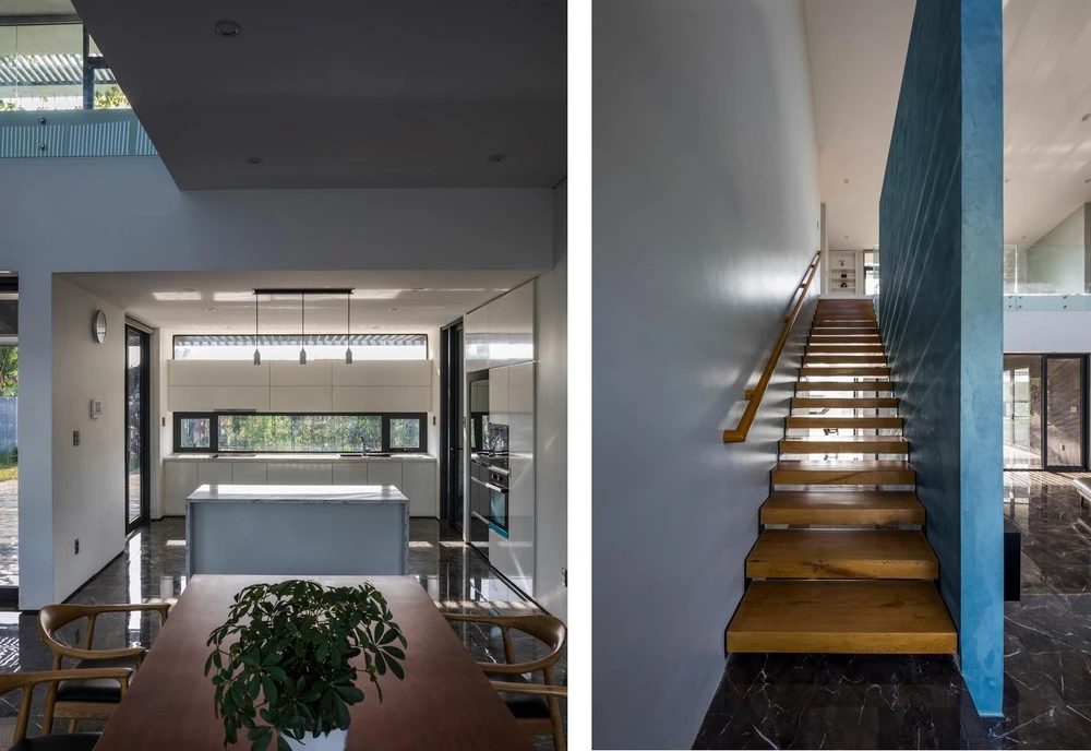 Không gian trong nhà được tổ chức xung quanh giếng trời, với chiều cao gấp đôi không gian sống.