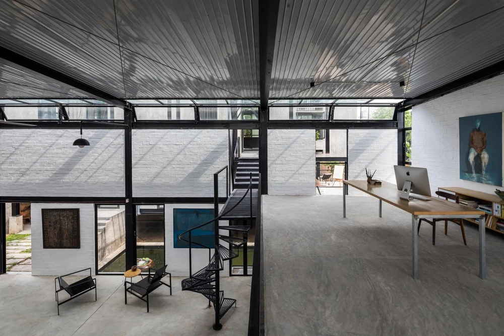 Hệ thống cửa sổ kính suốt từ trần đến sàn với thiết kế linh hoạt đón nắng và gió đến tất cả các phòng.