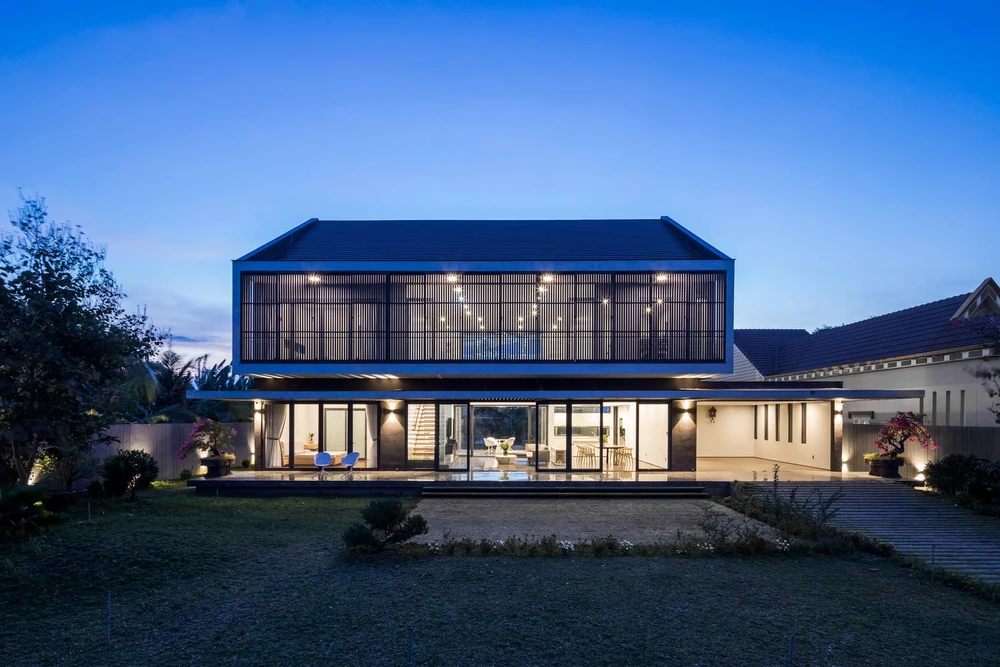 Công trình đơn giản chính cùng với hai gian nhà nhỏ được bao quanh bởi khu vườn phía trước và vườn cây ăn quả phía sau.