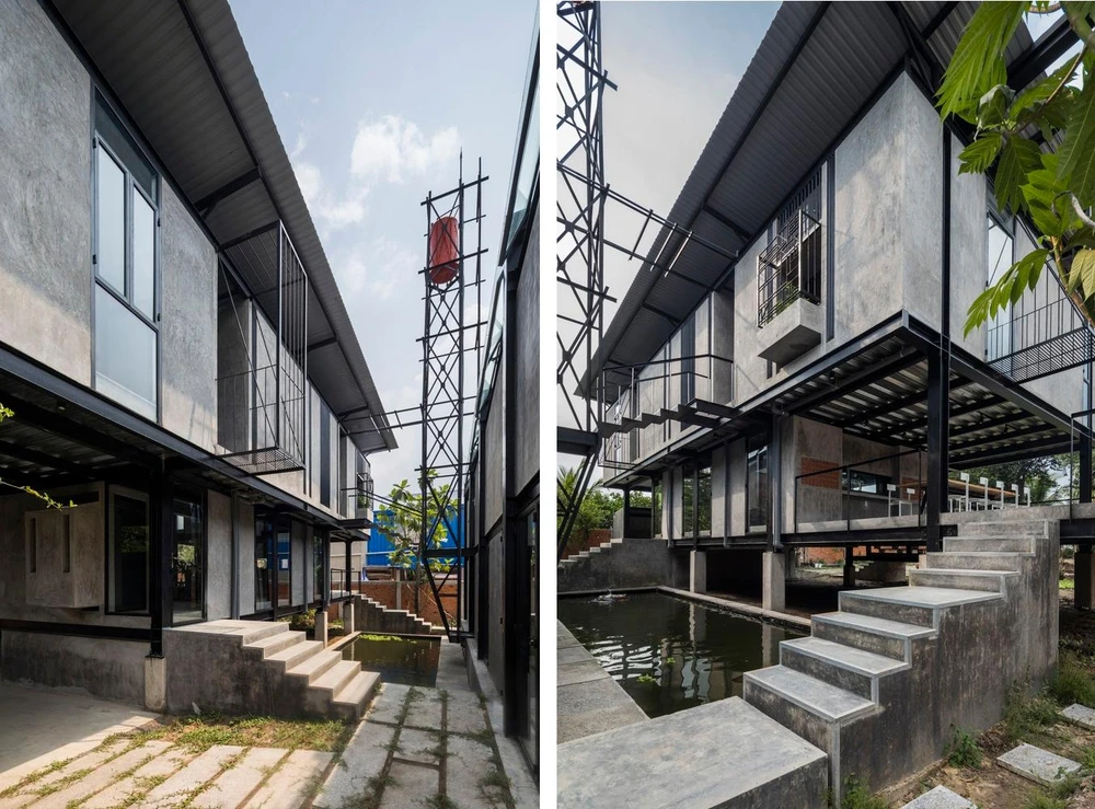 Cầu thang ngoài trời được thiết kế như một tác phẩm điêu khắc nối với sân trong.