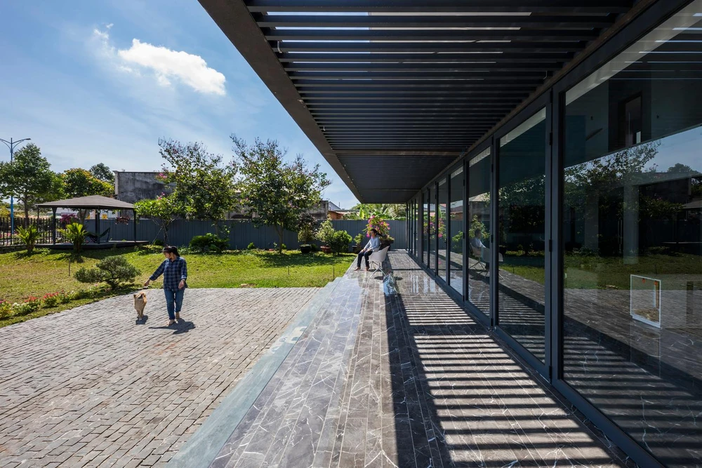 Cửa gấp kính dài cho phép tầm nhìn thoáng từ vườn trước ra sân sau cũng như thông gió xuyên suốt.