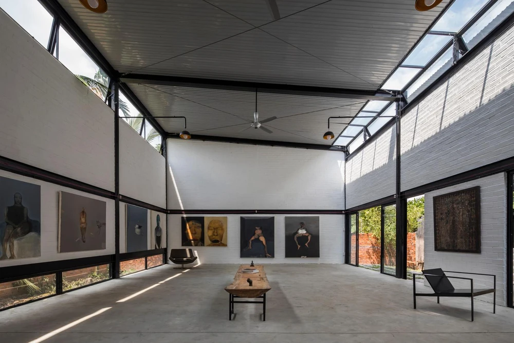 Trong khối studio, các cửa sổ ruy băng được thiết kế ở trên cùng và dưới cùng của bức tường để tạo sự thông thoáng.