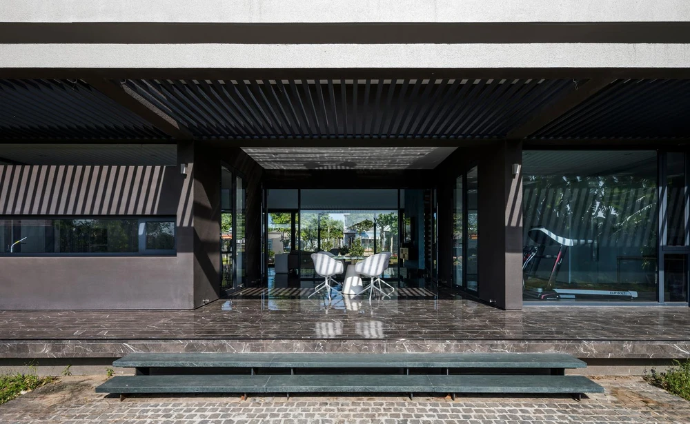 Không gian trong nhà được tổ chức xung quanh giếng trời, với chiều cao gấp đôi không gian sống.