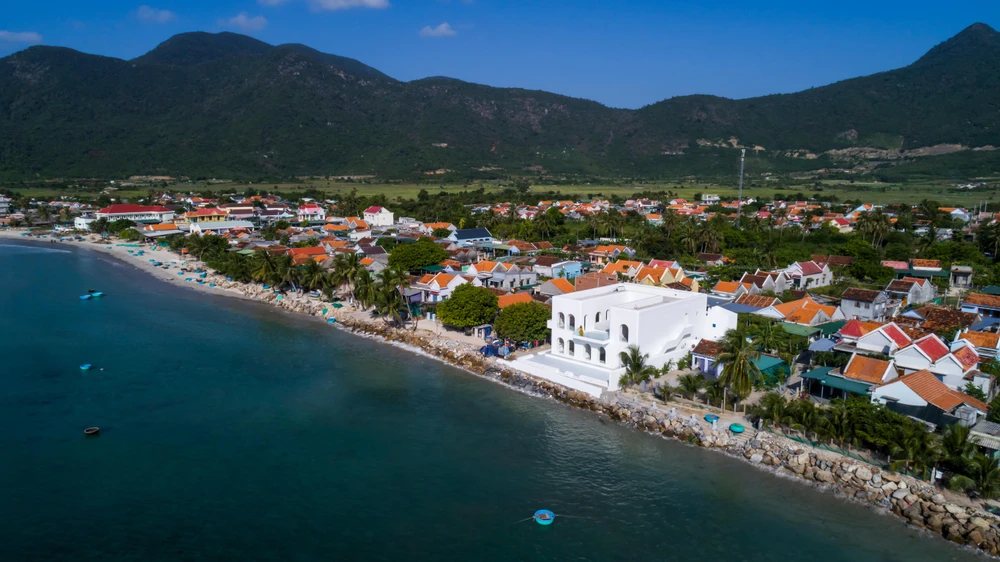 Công trình có diện tích 800 m², tọa lạc tại vịnh Vân Phong nằm cách thành phố Nha Trang 30 phút lái xe.