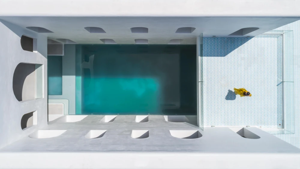 Giữa hai tầng là khu bể bơi lớn nằm giữa nhà.