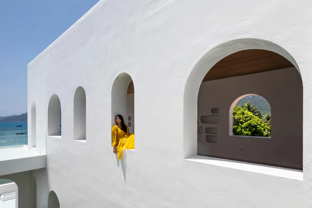 Kiến trúc sư thiết kế với những ô cửa lớn hình vòm và tường dày.