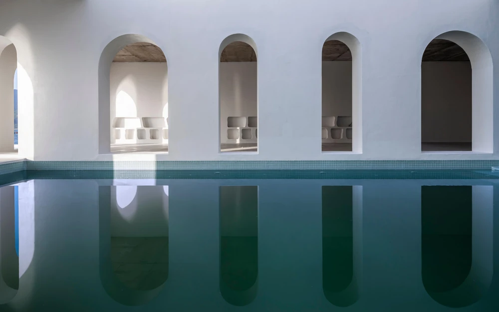 Ô cửa lớn hình vòm giúp tận dụng tối đa vẻ đẹp của thiên nhiên xung quanh và mang ánh sáng tự nhiên vào tất cả các không gian trong nhà.