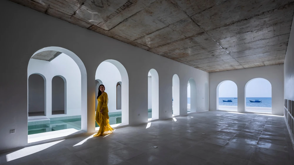 Các mảng tường của công trình cũng được làm với độ dày lớn tương xứng.