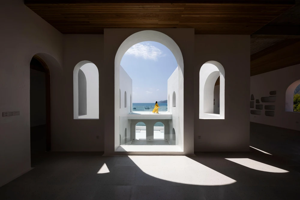 Cầu thang giúp tối đa các góc nhìn ra cảnh đẹp xung quanh khi di chuyển qua lối đi dọc các cầu thang.