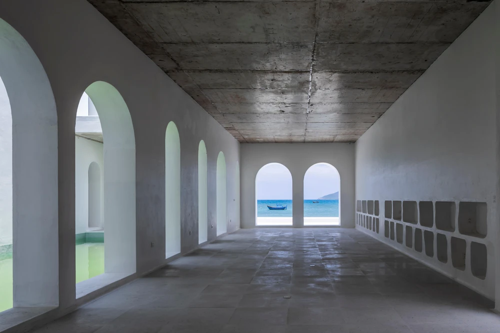 Ngoài không gian bếp gia đình ở tầng trệt, quầy bar sushi với hải sản cũng được bố trí ở tầng trên để chiêu đãi thực khách.