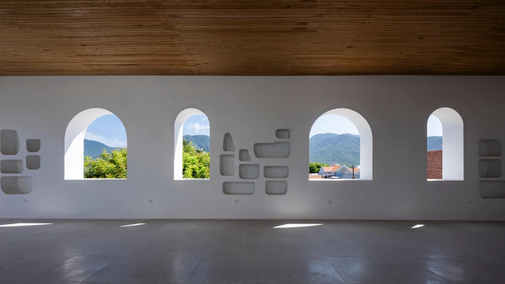 Ánh sáng và gió tự nhiên được chú trọng tại công trình này.