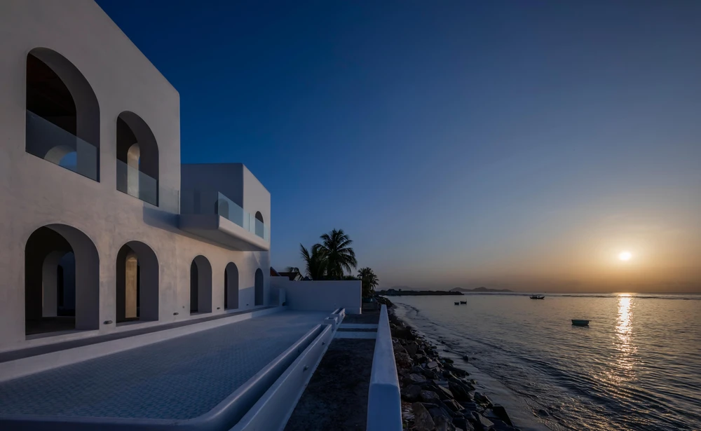 Tầng thượng có cảnh biển tuyệt đẹp, đặc biệt là vào lúc hoàng hôn.