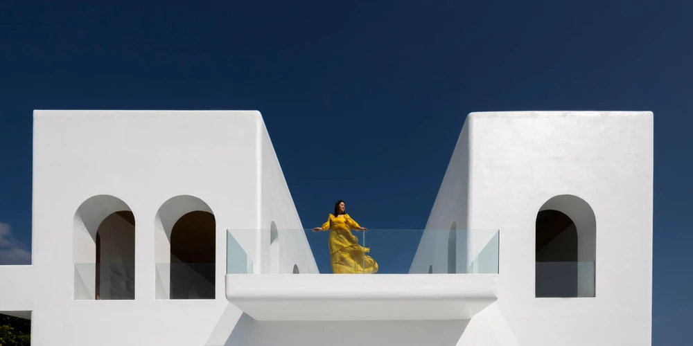 Những ngôi nhà quét vôi trắng hoàn toàn hài hòa với biển xanh và cát vàng.