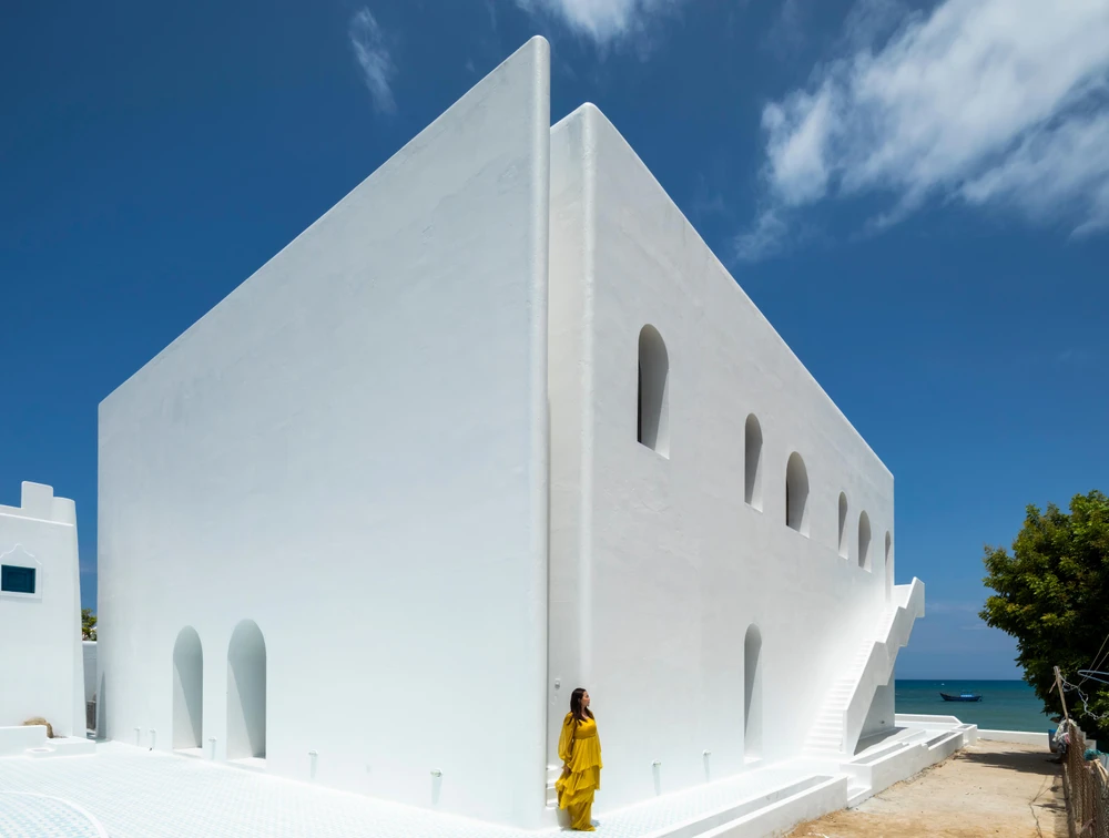 Toàn bộ tường và trần được hoàn thiện thô từ cát, không bị bong tróc mang lại vẻ tự nhiên nhưng không kém phần tinh tế của một biệt thự biển.