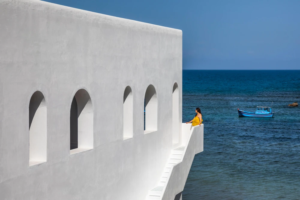 Biệt thự có không gian chính dành cho chủ nhân ở tầng trệt và khu vực phòng khách ở tầng trên.